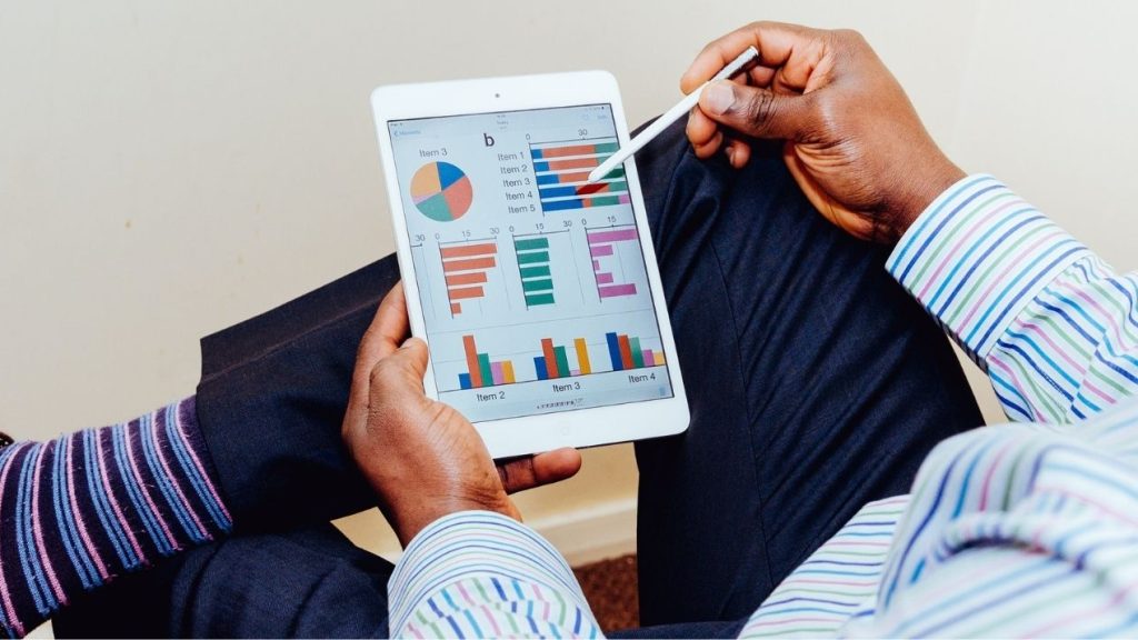 La base de données : un allié pour la prospection Homme tablette avec données