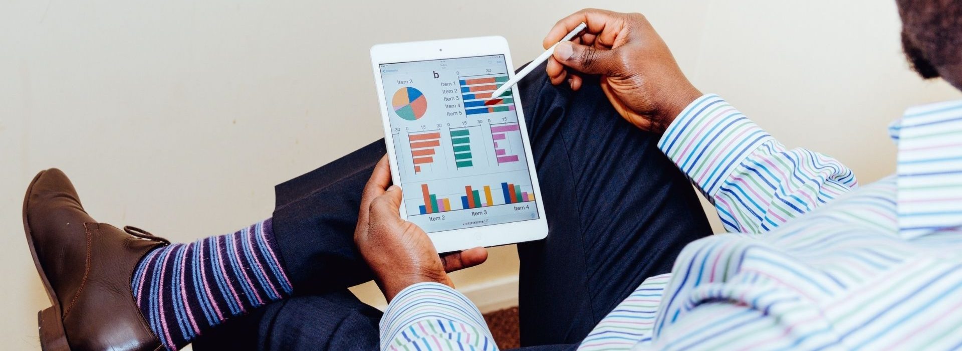 La base de données : un allié pour la prospection Homme tablette avec données