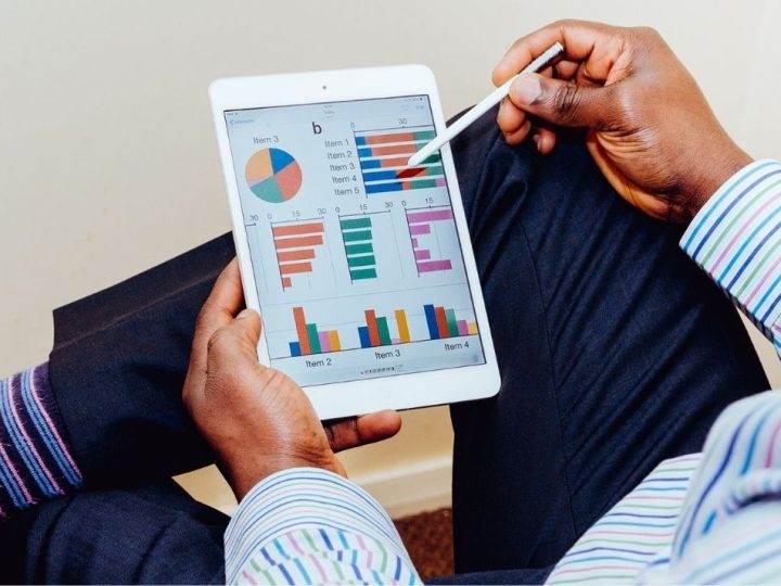 Homme tablette avec données