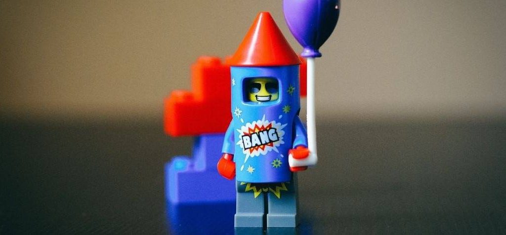 Extrêmement répandues aux Etats-Unis, ces fiches concurrentielles permettent de contrer ses concurrents en listant leurs forces et leurs faiblesses. Une petite fusée légo