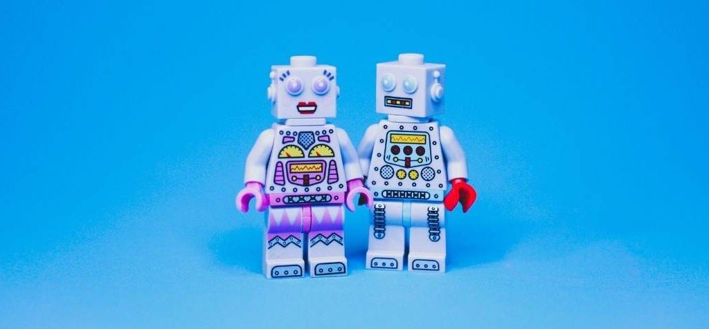 Buyer Persona : comment identifier sa cible et construire le portrait-robot du prospect idéal ? Deux bonhommes Lego