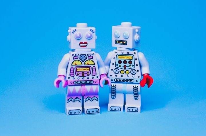 Buyer Persona : comment identifier sa cible et construire le portrait-robot du prospect idéal ? Deux bonhommes Lego