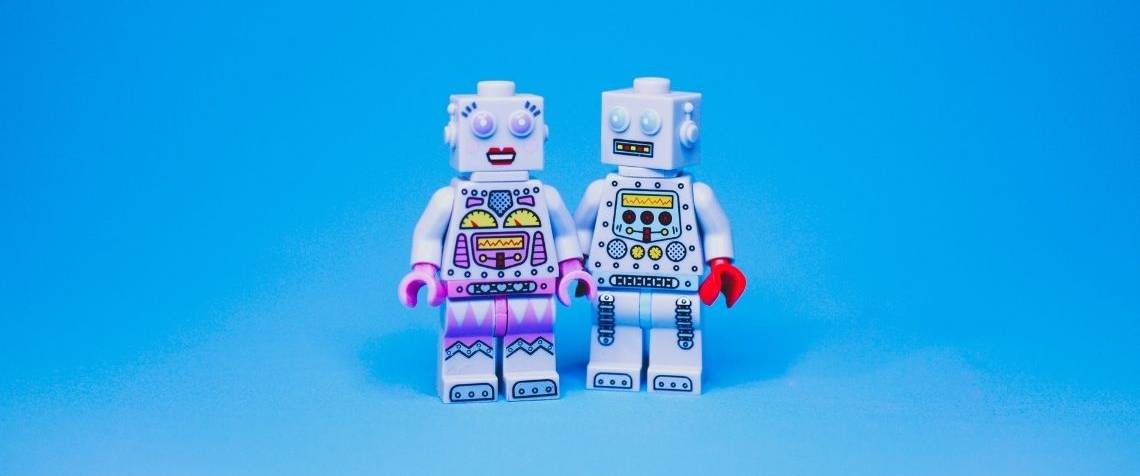 Buyer Persona : comment identifier sa cible et construire le portrait-robot du prospect idéal ? Deux bonhommes Lego