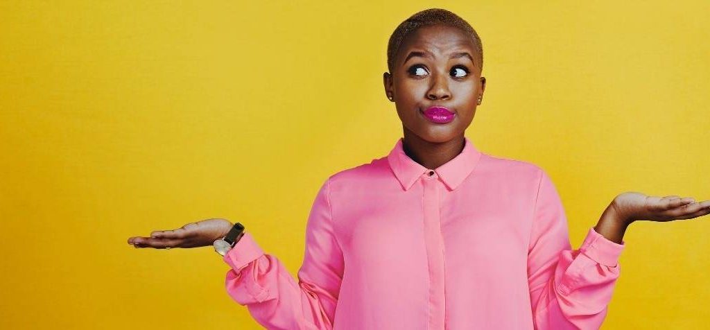 Quand il s’agit de démarcher des clients à froid, deux écoles s’opposent : celle du cold calling et celle du cold emailing. Jeune femme qui hésite