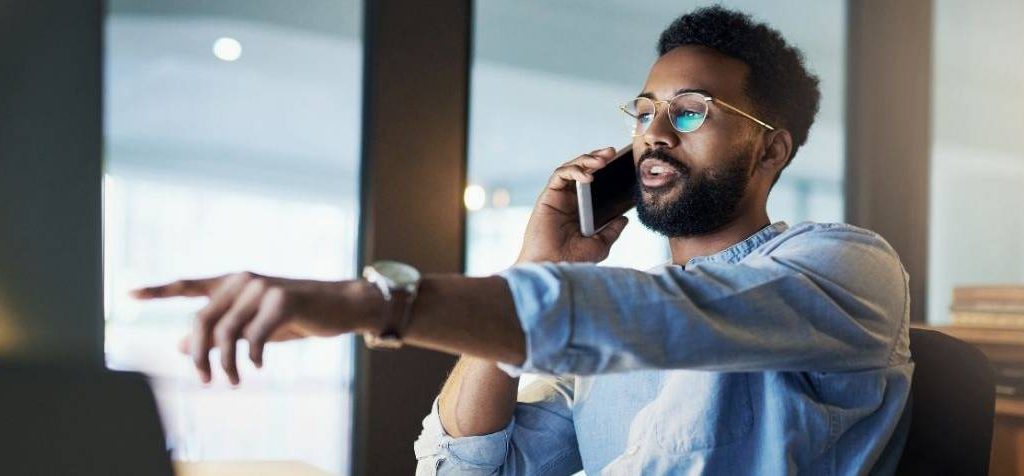 Comment la prospection peut (vraiment) générer du newbiz Un commercial au téléphone