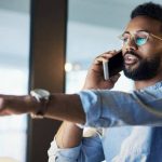 Un commercial au téléphone