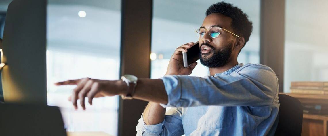 Comment la prospection peut (vraiment) générer du newbiz Un commercial au téléphone