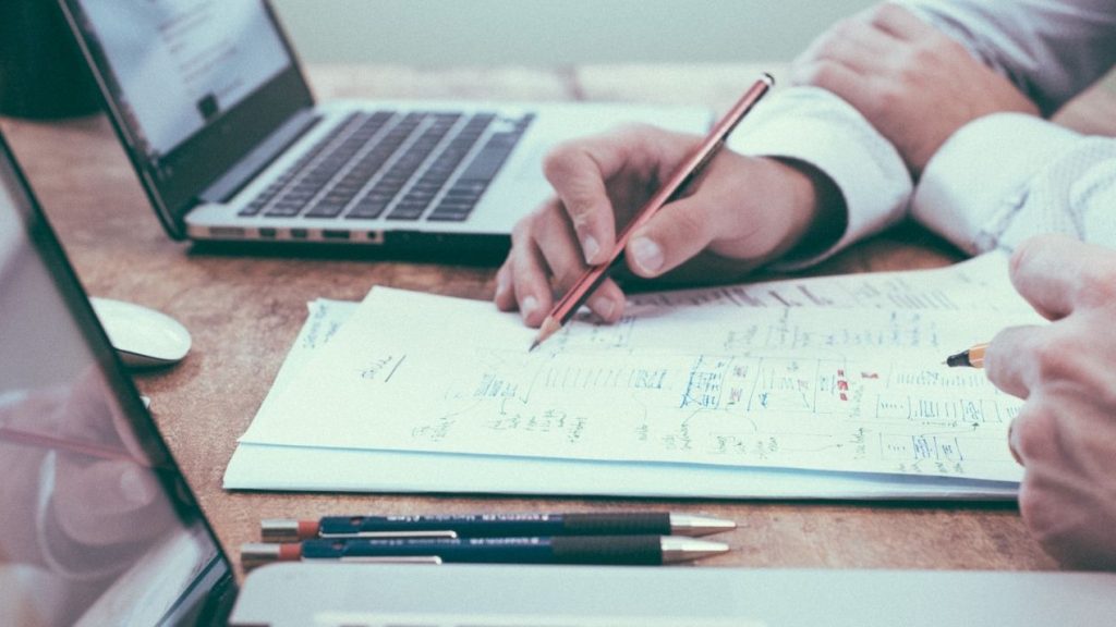 Est-il toujours nécessaire de prospecter en 2021 Personne en train de travailler sur un bureau