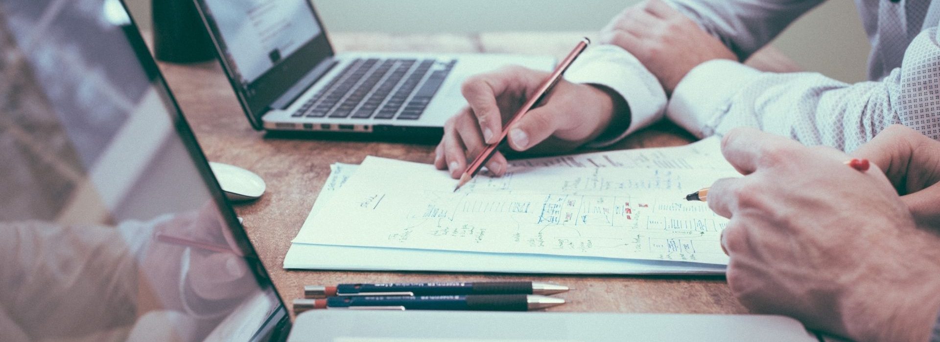 Est-il toujours nécessaire de prospecter en 2021 Personne en train de travailler sur un bureau