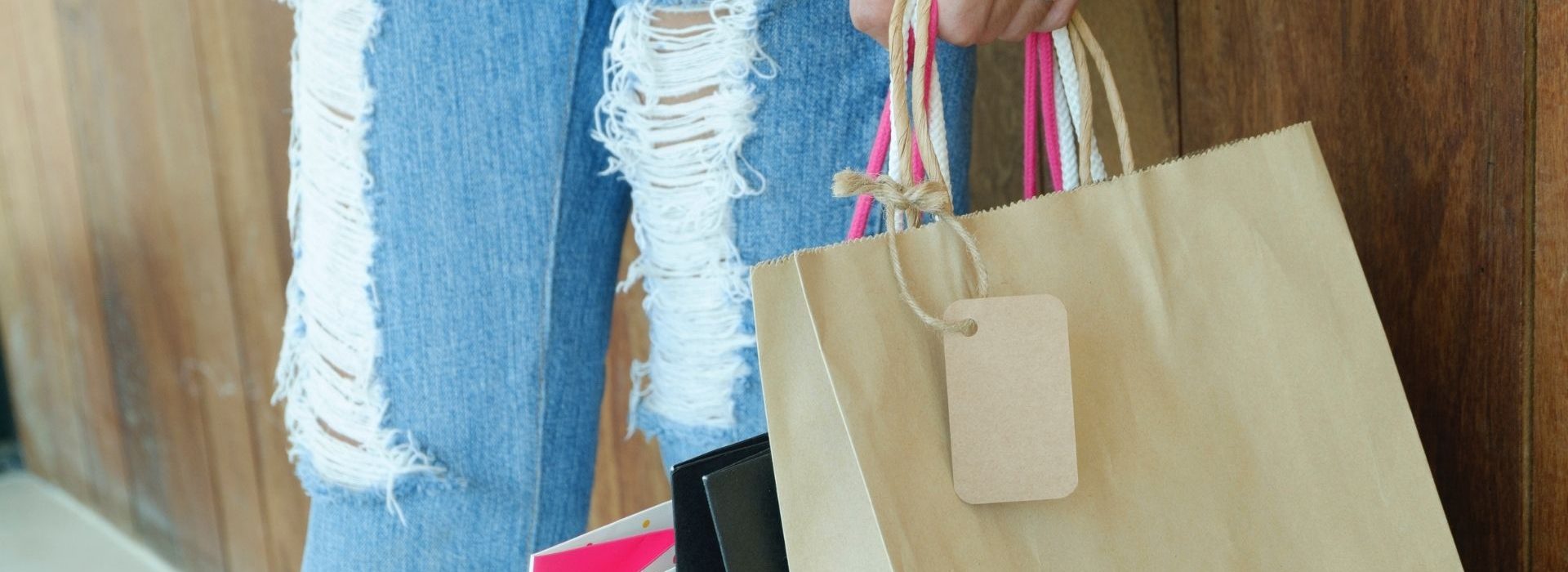 Kard poursuit sa croissance enregistre 10 millions d’euros de transactions pendant la période estivale Personne tenant des sacs