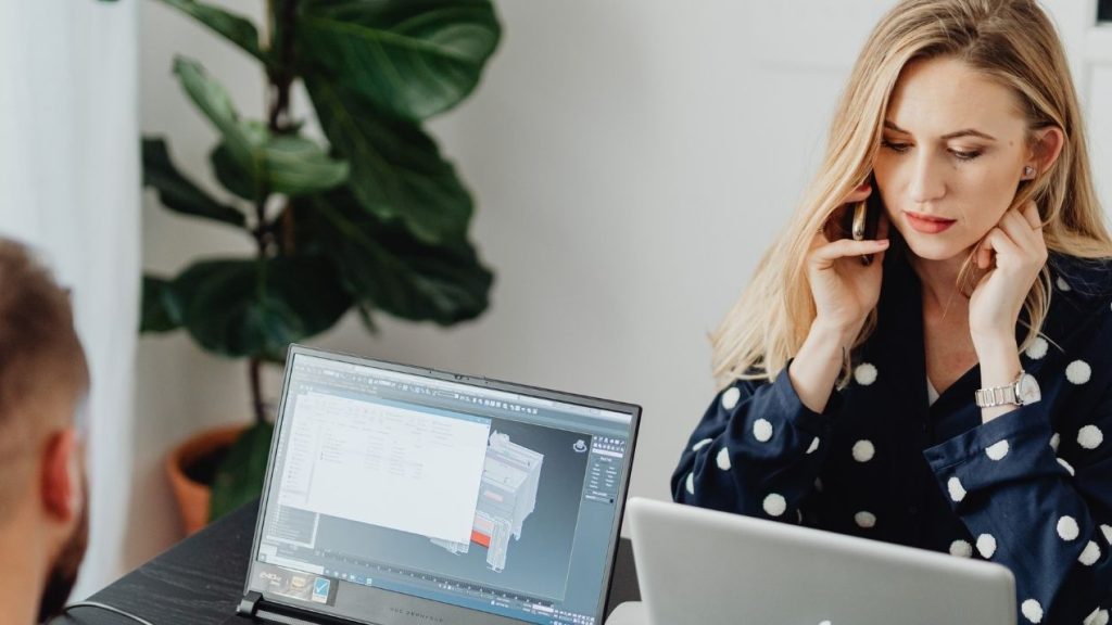 Prospection commerciale : l'importance d'optimiser son ice breaker Femme au téléphone