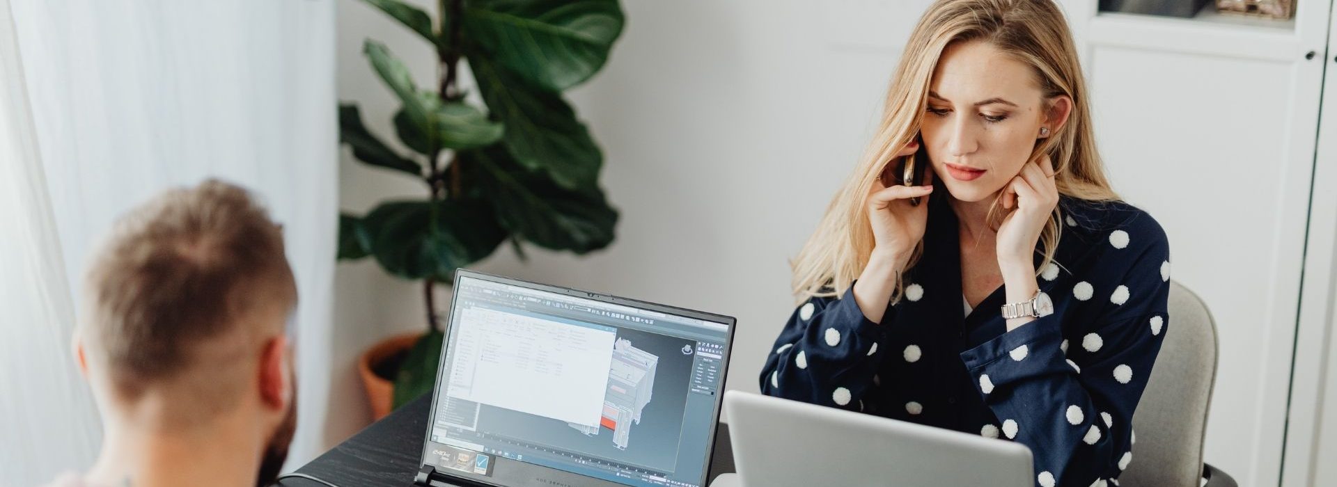 Prospection commerciale : l'importance d'optimiser son ice breaker Femme au téléphone