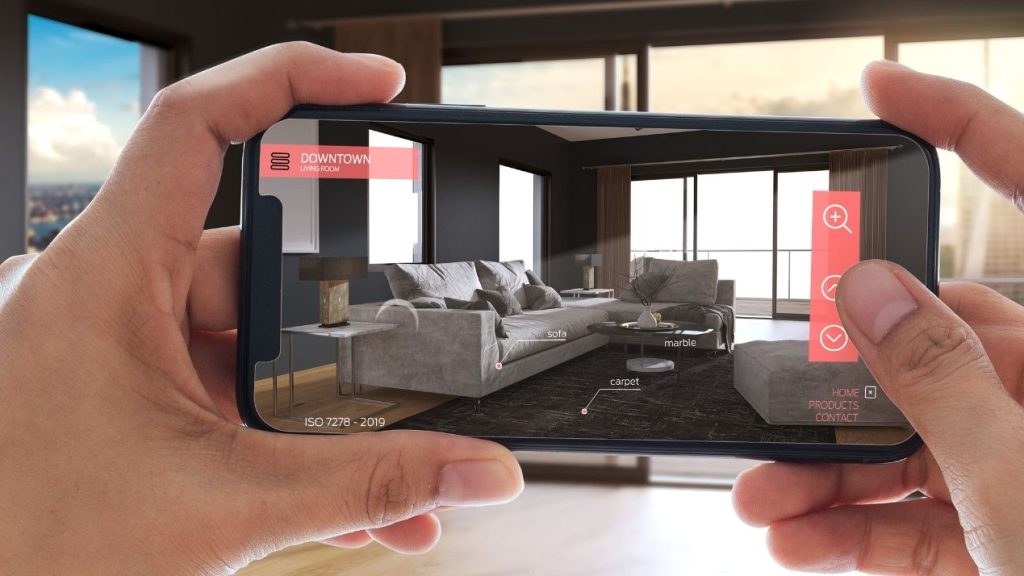 La réalité augmentée : un levier majeur pour les marques ? - Interview de Romain Cochard - CEO de Filter Maker Personne visionnant des meubles en réalité augmentée dans son salon