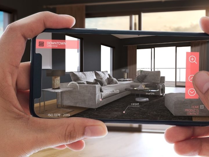 Personne visionnant des meubles en réalité augmentée dans son salon