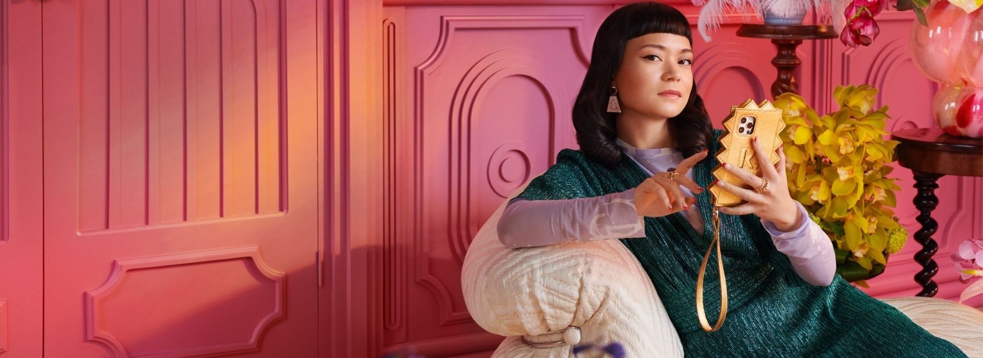 Les consommateurs français préfèrent faire leurs achats en magasin malgré leur volonté d’acheter davantage en ligne. Femme avec un smartphone, assise dans un fauteuil