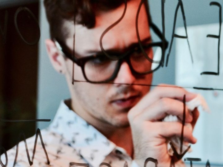 Homme devant un tableau de leads