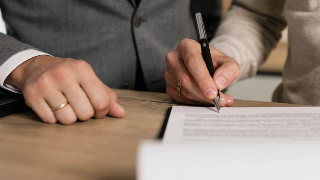 Yousign lance sa toute nouvelle application de signature électronique encore plus accessible et dédiée aux indépendants, TPE et PME 2 personnes signant des documents