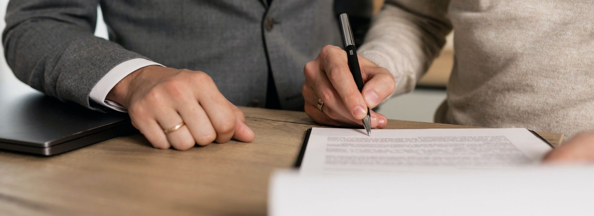 Yousign lance sa toute nouvelle application de signature électronique encore plus accessible et dédiée aux indépendants, TPE et PME 2 personnes signant des documents