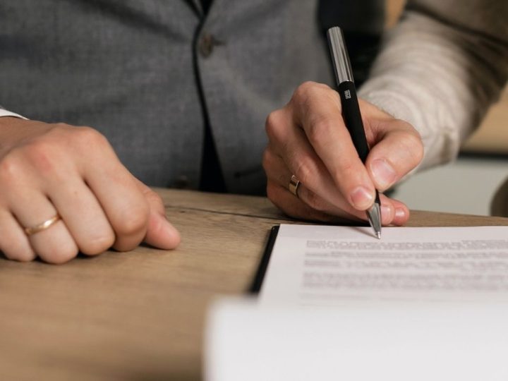 2 personnes signant des documents