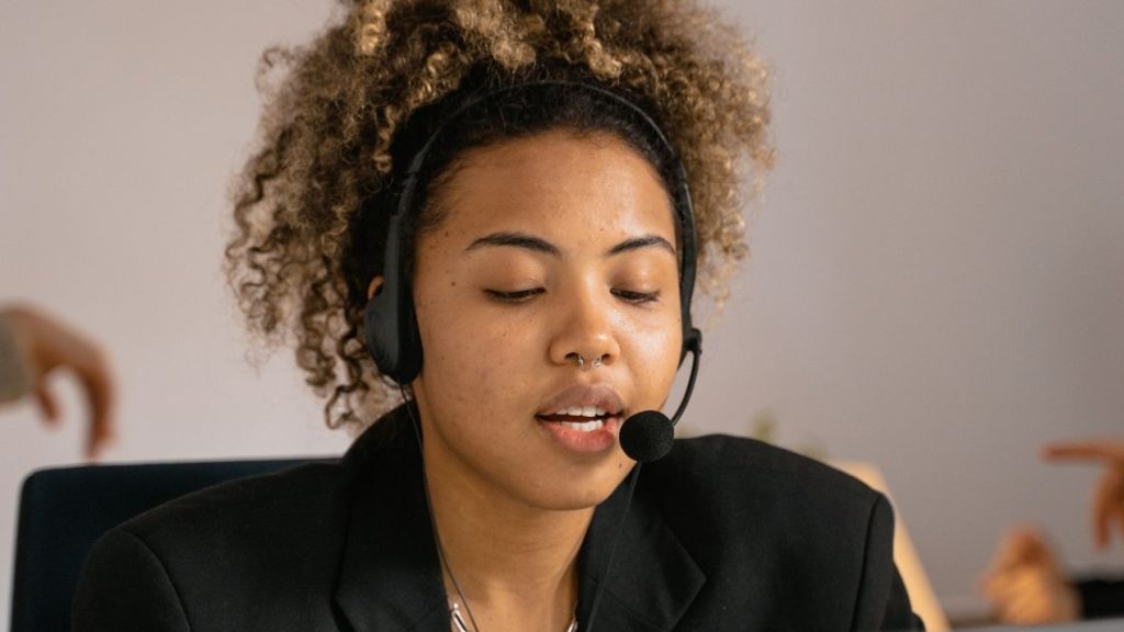 Dans son livre blanc co-rédigé avec l’AFRC, innso CRM de service client du Groupe Sitel publie les chiffres de son étude sur les nouvelles tendances de la relation client post Covid. Jeune femme, devant un ordinateur avec un casque-micro