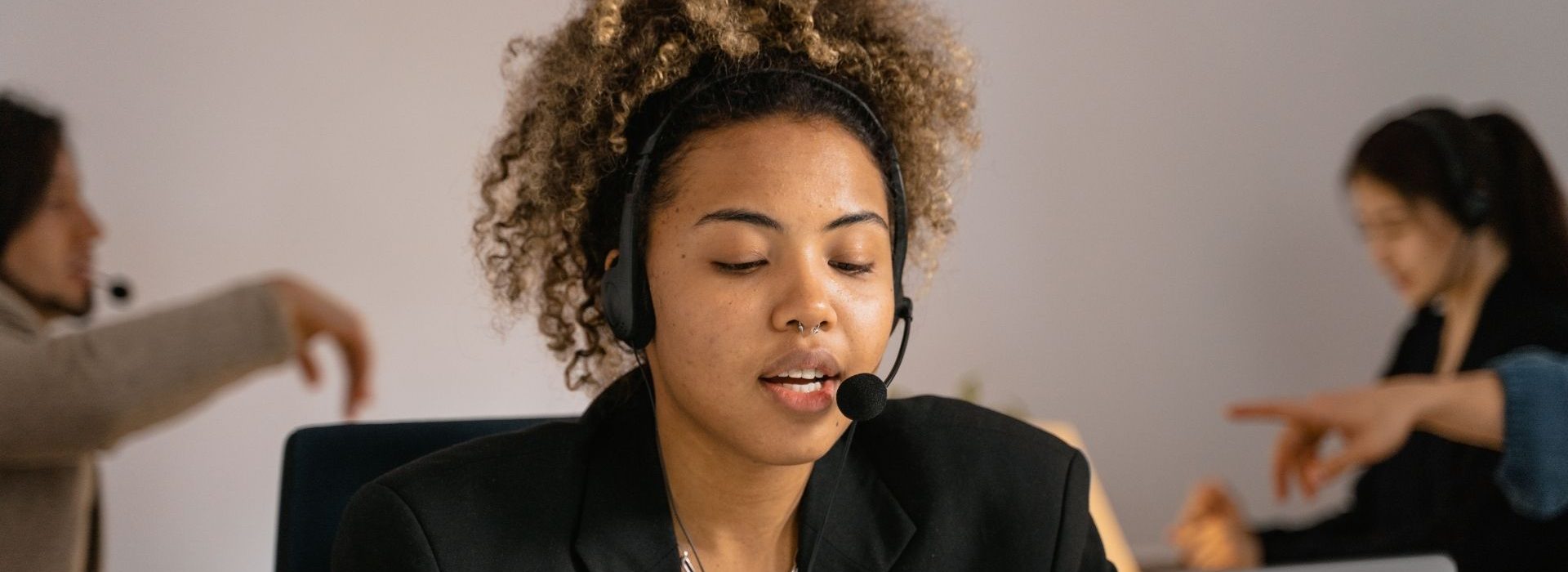 Dans son livre blanc co-rédigé avec l’AFRC, innso CRM de service client du Groupe Sitel publie les chiffres de son étude sur les nouvelles tendances de la relation client post Covid. Jeune femme, devant un ordinateur avec un casque-micro