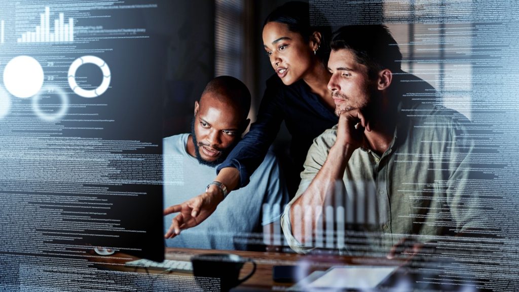 Datacross, la solution métier 5 en 1 qui accélère la transformation digitale des services marketing & communication Groupe de personne travaillant devant un ordinateur avec des lignes de code