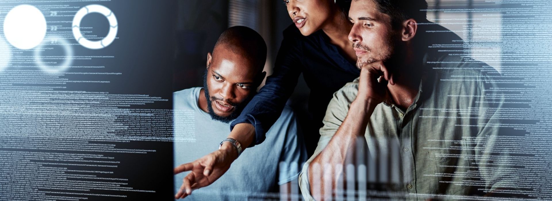 Datacross, la solution métier 5 en 1 qui accélère la transformation digitale des services marketing & communication Groupe de personne travaillant devant un ordinateur avec des lignes de code