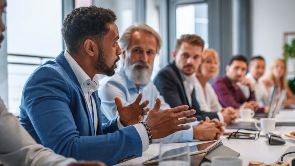 Les conseils à suivre pour vous lancer dans la prospection même si vous n’avez aucune expérience ni connaissance dans la vente. Équipe commerciale autour d'une table en réunion