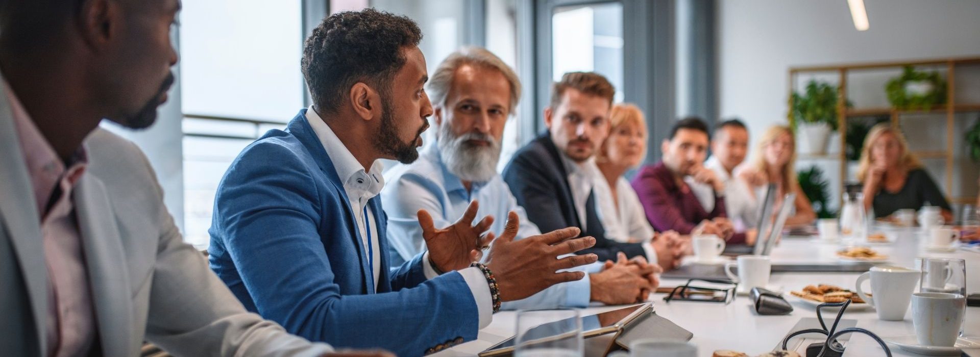 Les conseils à suivre pour vous lancer dans la prospection même si vous n’avez aucune expérience ni connaissance dans la vente. Équipe commerciale autour d'une table en réunion