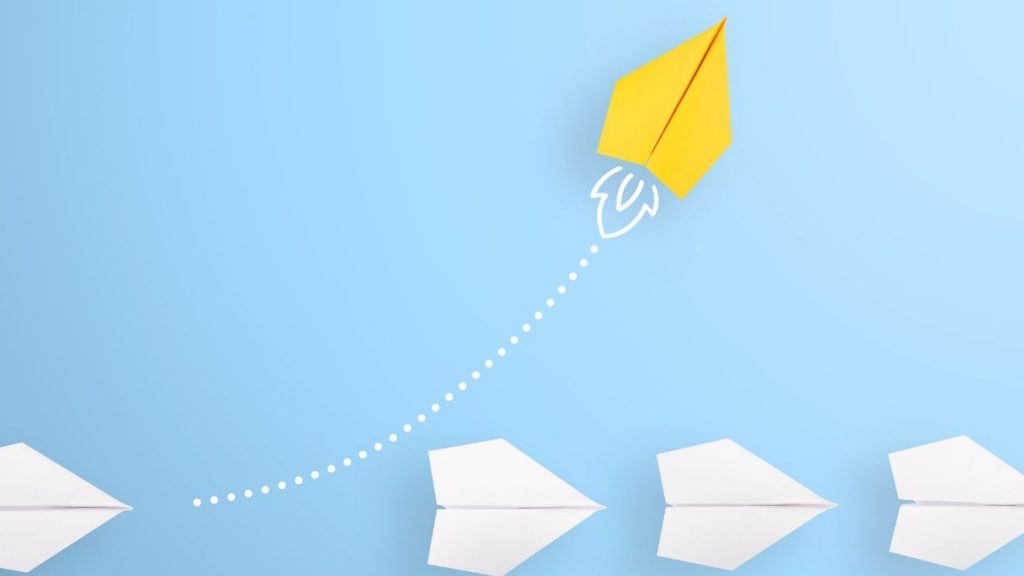 Pour la première fois depuis le début de la pandémie, les dirigeants mondiaux se projettent avec optimisme dans la croissance des 3 prochaines années Ligne d'avion blanc avec un avion jaune qui s'échappe vers le ciel