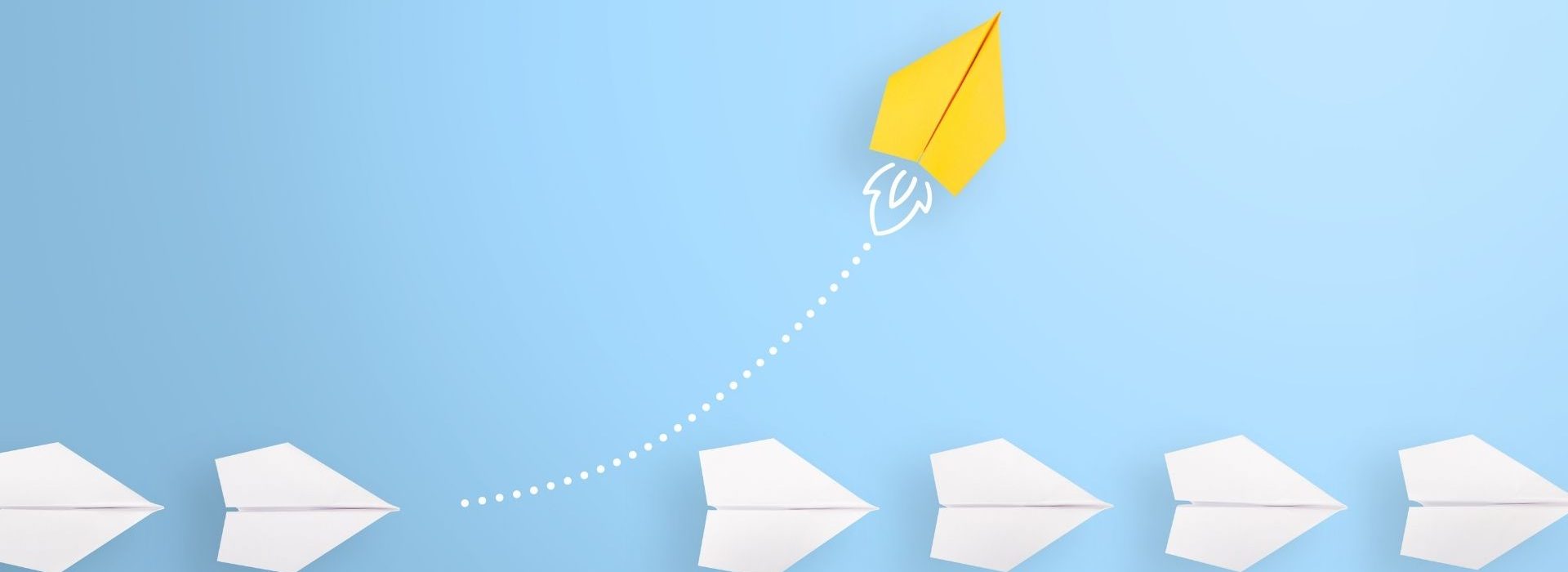 Pour la première fois depuis le début de la pandémie, les dirigeants mondiaux se projettent avec optimisme dans la croissance des 3 prochaines années Ligne d'avion blanc avec un avion jaune qui s'échappe vers le ciel