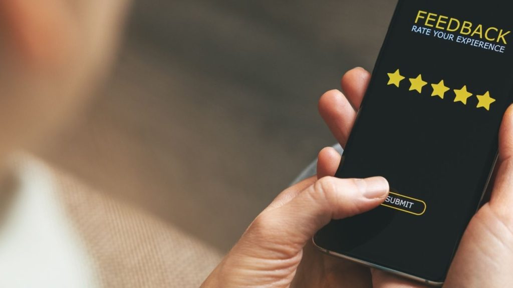 Experience ID capture les retours client sous n'importe quelle forme, depuis les transcriptions des centres d'appel et les publications sur les réseaux sociaux jusqu'aux analyses produit et réponses données aux enquêtes. Ecran de smartphone