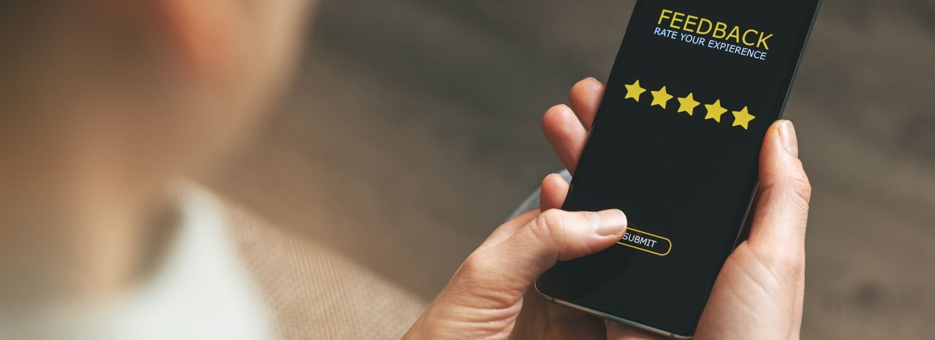 Experience ID capture les retours client sous n'importe quelle forme, depuis les transcriptions des centres d'appel et les publications sur les réseaux sociaux jusqu'aux analyses produit et réponses données aux enquêtes. Ecran de smartphone