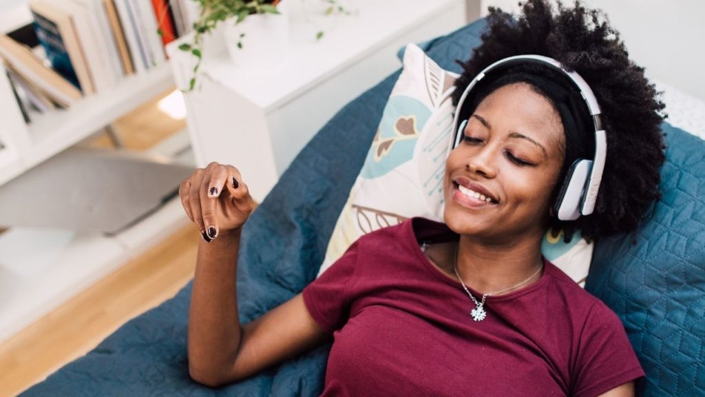 Face à l’engouement toujours plus croissant des Français pour le podcast, Spotify France a dévoilé le 28 septembre, en prime-time, sa première campagne de publicité française célébrant l’univers des podcasts. Femme allongée dans un canapé avec un casque sur les oreilles