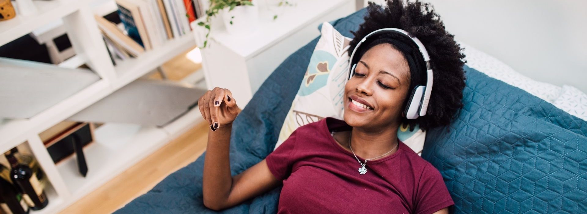Face à l’engouement toujours plus croissant des Français pour le podcast, Spotify France a dévoilé le 28 septembre, en prime-time, sa première campagne de publicité française célébrant l’univers des podcasts. Femme allongée dans un canapé avec un casque sur les oreilles