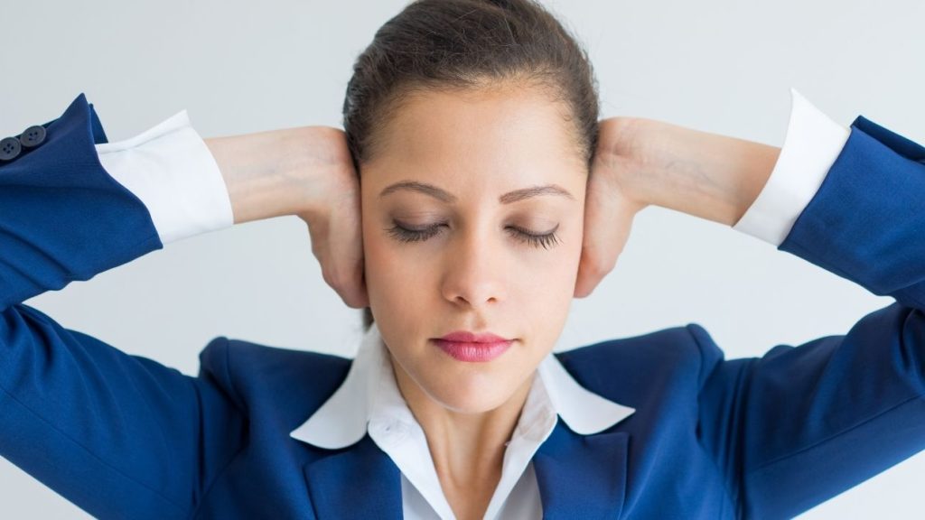 Méthode CRAC : apprenez à contrer les objections lors de votre prospection commerciale Femme se bouchant les oreilles