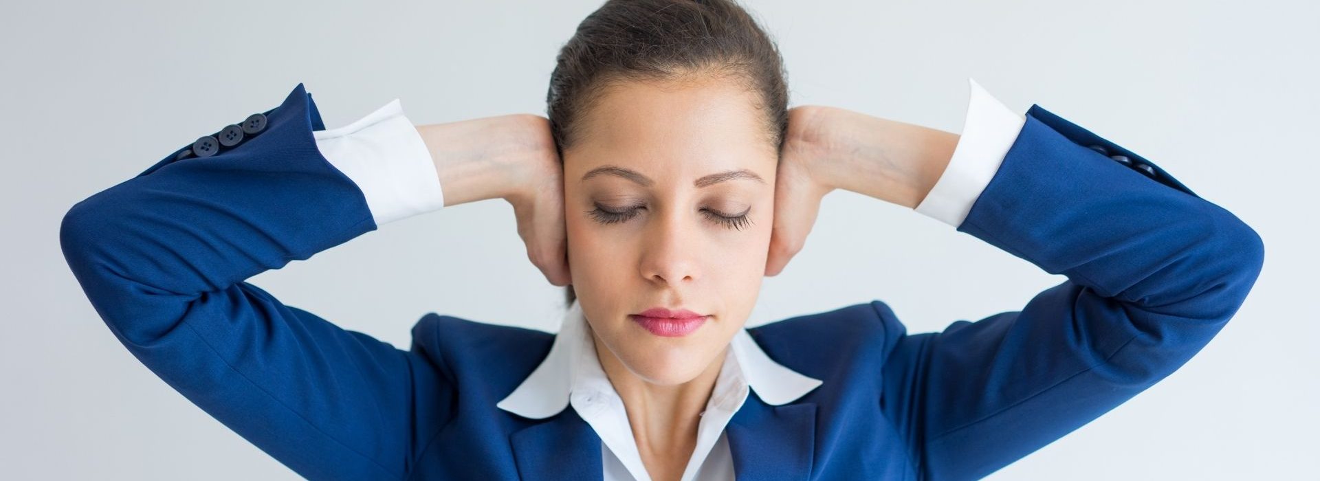 Méthode CRAC : apprenez à contrer les objections lors de votre prospection commerciale Femme se bouchant les oreilles