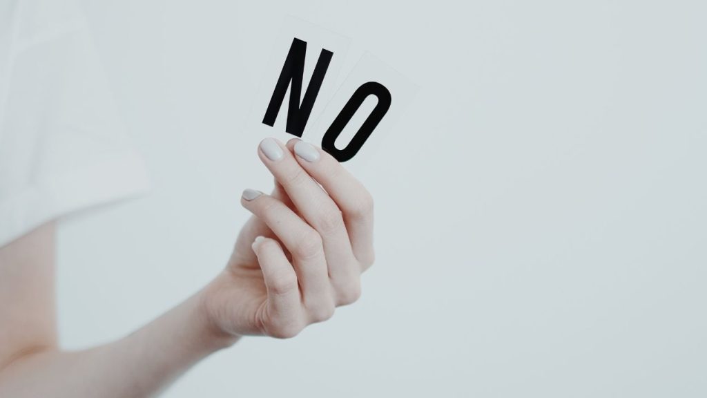 L'ADN DATA vous propose de passer en revue la liste des objections les plus fréquentes, qui s’appliqueront à tous les secteurs et domaines, que l’on prospecte des grands comptes, des start-ups, ou même des agences Lettres NO tenue par une femme