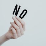 Lettres NO tenue par une femme