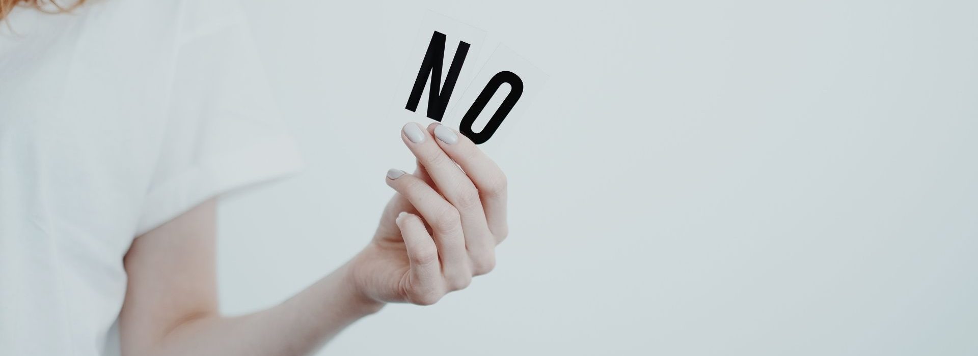 L'ADN DATA vous propose de passer en revue la liste des objections les plus fréquentes, qui s’appliqueront à tous les secteurs et domaines, que l’on prospecte des grands comptes, des start-ups, ou même des agences Lettres NO tenue par une femme