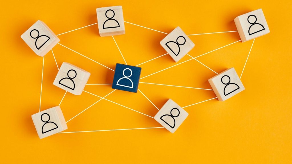 365Talents, leader européen de la gestion des compétences, lève 10 M€ auprès de iXO Private Equity et Citizen Capital Blocs en bois avec l’icône de personnes sur le fond jaune