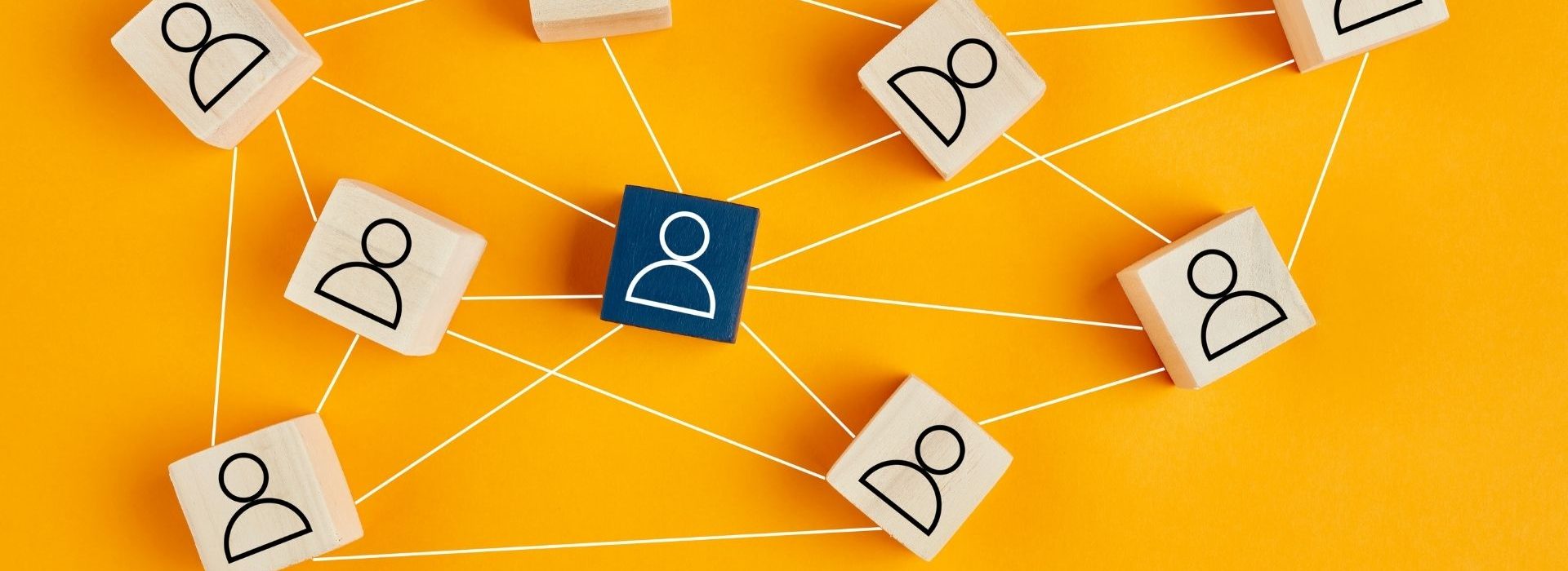 365Talents, leader européen de la gestion des compétences, lève 10 M€ auprès de iXO Private Equity et Citizen Capital Blocs en bois avec l’icône de personnes sur le fond jaune