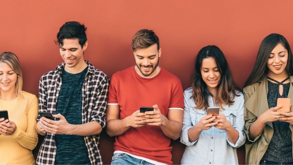 Airship dévoile sa nouvelle Plateforme d’App Experience, conçue pour aider les entreprises à générer plus facilement de la valeur sur les applications mobiles Personnes sur leur smartphone