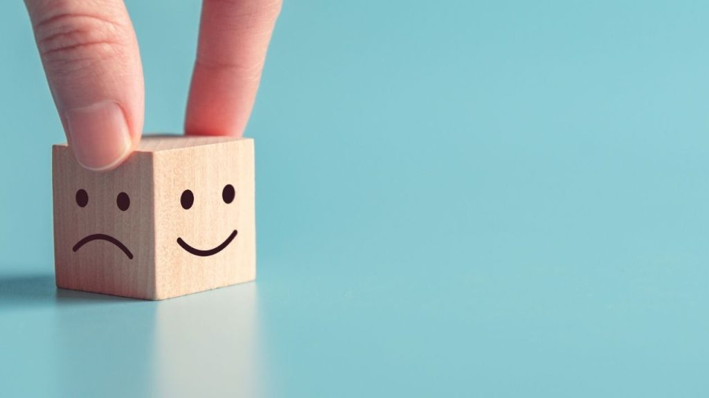 Baromètre du marketing omnicanal des PME et ETI de MV Group en partenariat avec Didomi et leboncoin Smiley sur cube en bois