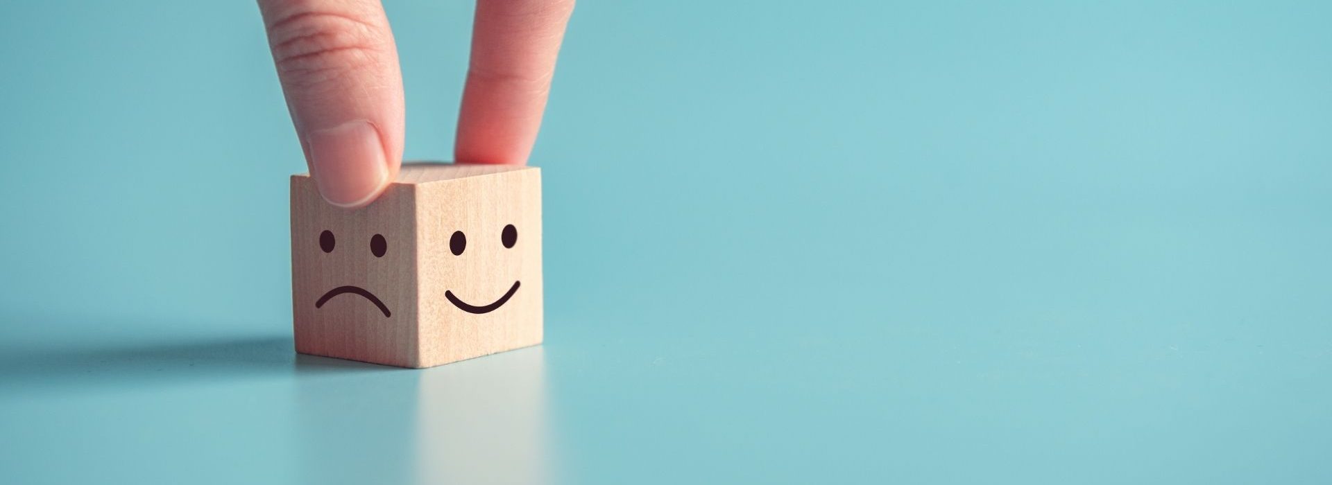 Baromètre du marketing omnicanal des PME et ETI de MV Group en partenariat avec Didomi et leboncoin Smiley sur cube en bois