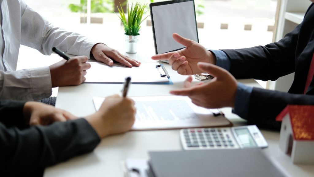 Mieux comprendre les métiers de la vente digitale vous aidera à être plus efficace. Commerciaux en rendez-vous