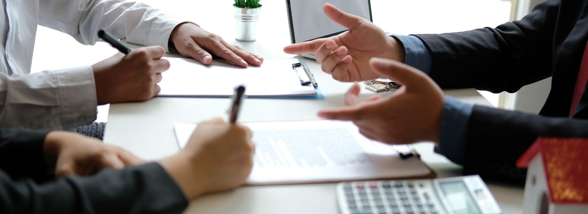 Mieux comprendre les métiers de la vente digitale vous aidera à être plus efficace. Commerciaux en rendez-vous