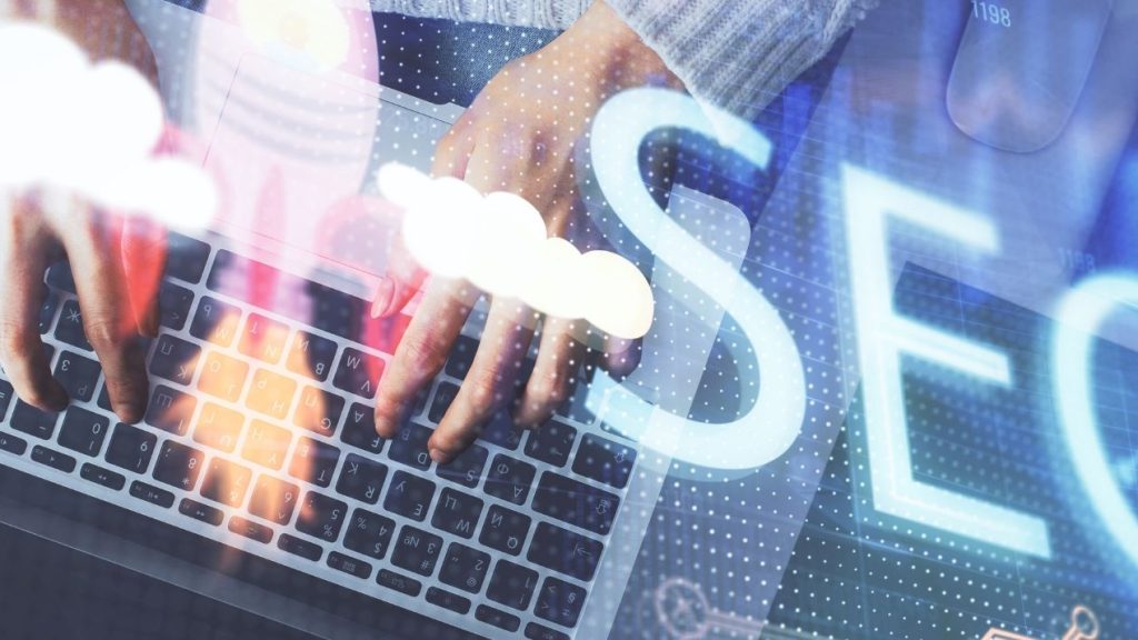 Étude Custplace : les avis Google My Business augmentent de 45% les performances des magasins Ordinateur avec une fusée qui s'élève