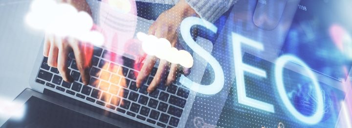 Ordinateur avec une fusée qui s'élève