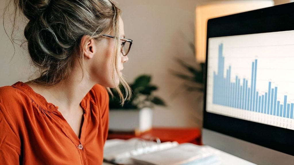 Ce n’est pas toujours facile de s’y retrouver parmi tous les indicateurs de suivi des performances mail. On fait le point sur tous les indicateurs et ce qu’ils désignent pour vous éclairer. Femme devant un ordinateur